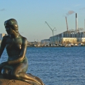 Pohled na stavbu z města od sochy Malé mořské víly