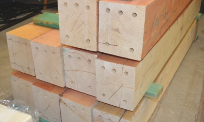 Ohybová skúška drevených nosníkov spájaných s vlepovanými závitovými tyčami