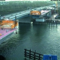 Obr. 11 – Montáž sekce MA4 z pontonu mezi úseky MA1 a MA2 (zdroj: Hessen Mobile: http://www.schiersteinerbruecke.de/webcams/)