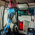 Společnost Doka svařuje v robotické buňce 80 různých sériových výrobků. Díky svařovacímu zdroji TPS/i Robotics je nyní možné hospodárně zpracovat výrobní dávky již od 20 kusů (Zdroj: Fronius)