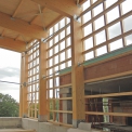 Pohled na nosnou dřevěnou konstrukci tělocvičny z interiéru