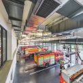 Pohled do garáží hasičů se systémem rozvodů VZT a odsávání výfukových plynů (© foto: Tomáš Malý)