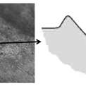 Obrázek 3 – Plastická deformace na okraji „vtisku“. Patrné převýšení povlaku žárového zinku.