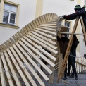 Studenti architektury vytvořili na nádvoří radnice obří dřevěný objekt