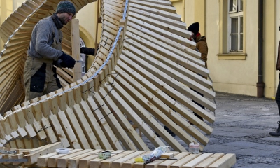 Studenti architektury vytvořili na nádvoří radnice obří dřevěný objekt