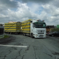 Kamion s Flat Pack přepravním balením modulů opouští závod Touaxu v Supíkovicích 