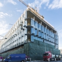 Listopad 2016 - Instalace fasády s předmontovanou konstrukcí druhého pláště
