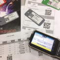 Ukázka mobilního terminálu a štítků s QR kódem, které slouží pro sledování materiálu a odvádění výroby.