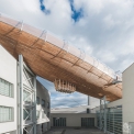 Úhlopříčně orientovaná vzducholoď nad vnitřním dvorem galerie (foto Jan Slavík)