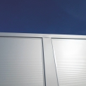 Opláštění stěny – typ 7 – Vnější líc stěnového opláštění tvoří sendvičový panel s výplní PUR, PIR nebo minerální tepelnou izolací. Panely jsou kladeny vodorovně a jsou kotveny ke sloupům haly.