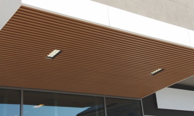 Kovový lištový podhled LINA a atypický trapézový podhled a obklad – výroba a montáž