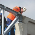 Usazení ocelového rámu do nosné prefabrikované konstrukce Letištního terminálu v Pardubicích.