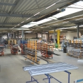 Prostor nové haly výroby hliníkových prvků navazující na původní, rekonstruovanou část (v pozadí)