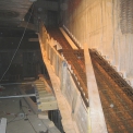 Pohled na hustě vyztužené rameno schodiště SCH1 včetně vylehčovacích plastových trubek vložených mezi výztuž.