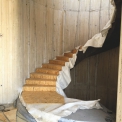 Poslední dvě ramena schodiště SCH1 (7. NP – střecha) jsou řešena jako točitá schodiště z černého betonu, která jsou v místě mezipodesty kotvena do stěn pomocí tronzolí.