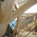 Podpůrná konstrukce pro vynesení stropu galerie ve střední části krovu