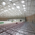 Průběh instalace odpruženého nosného roštu sportovní podlahy na připravené podlahové topení (foto: PKS stavby a. s.)