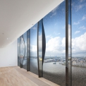 Fasáda budovy sestává z plochých i ohýbaných izolačních skel