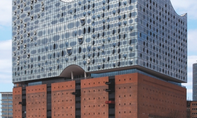 Komplexní fasáda z ohýbaných skel na nové koncertní síni v Hamburku