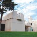 Obr. 2 – Budova muzea Fundació Joan Miró s prefabrikovanými fasádními prvky natřenými na bílo. (Zdroj: www.fmirobcn.org)
