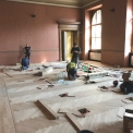 Jeden z výstavních sálů – pokládka nových podlah z repasovaných vlysů v původní kresbě