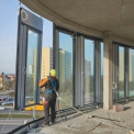 Probíhající montáž modulové fasády na objektu B ve 4. patře (Foto: Dalibor Tichý)