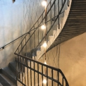 Betonové točité černé schodiště