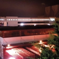 Noční pohled na technologický most a logistické centrum pivovaru Budvar