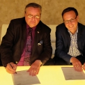 Podpis smlouvy o spolupráci (vlevo Stanislav Matusik, Hemat Trade Ostrava, a Tim Milde, XOM Materials)