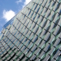 Fasáda budovy s prosklenými jednotkami a žebrováním z EFTE, umožňuje dosáhnout nízkých emisí a vysoké kontroly slunečního záření