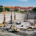 Obr. 1 – Ukázka současného typického staveniště s technologiemi speciálního zakládání – stavební jáma projektu multifunkčního centra Centrál v Bratislavě o rozloze téměř dvou hektarů