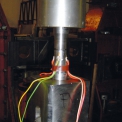 Obr. 11a – Válcové zkušební tyče z oceli S355J2+N s obvodovou drážkou před zkouškou na únavu. Malá vzdálenost tenzometrů od drážek umožnila identifikovat vznik únavové trhliny ze záznamu změřených poměrných deformací