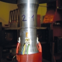 Obr. 11b – Válcové zkušební tyče z oceli S355J2+N s obvodovou drážkou před zkouškou na únavu. Malá vzdálenost tenzometrů od drážek umožnila identifikovat vznik únavové trhliny ze záznamu změřených poměrných deformací