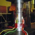 Obr. 11c – Válcové zkušební tyče z oceli S355J2+N s obvodovou drážkou před zkouškou na únavu. Malá vzdálenost tenzometrů od drážek umožnila identifikovat vznik únavové trhliny ze záznamu změřených poměrných deformací
