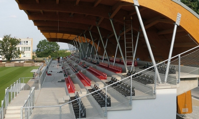 Dřevěnou tribunu v Chrudimi pro 500 diváků podpírají ocelové sloupy