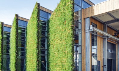 Ocelová konstrukce obrostlá zelení – unikátní zelená budova mění koncept stavění industriálních hal