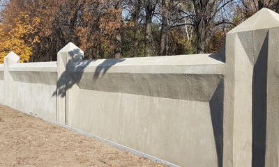Sanace kubistické obvodové betonové zdi Ďáblického hřbitova v Praze