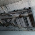 Obr. 3 Lokálne poškodenie strešnej krytiny a koróziou napadnuté oceľové prvky v mieste napojenia lamelových väzníkov na vnútorné vzpery