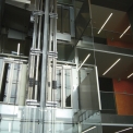 Viditelná nosná konstrukce a mechanika výtahů jako architektonický prvek