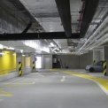 V podzemních podlažích provozního zázemí jsou navrženy neomítané stěny.