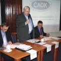Prezident ČAOK Petr Velda vítá účastníky generálního shromáždění, vpravo Pavel Juchelka, výkonný ředitel ČAOK a vlevo Antonín Pačes, člen výboru ČAOK.