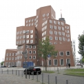 Neuer Zollhof v Düsseldorfu, architekt Gehry, použití kotev HK4