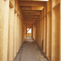 Dřevěné stěnové rámy v chodbě 1. NP