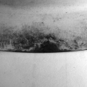 Obr. 10 – Korozní napadení na vrchní a spodní straně plechu krytiny