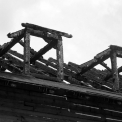 Obr. 3, 4 – Masivní prvky dřevěných konstrukcí většinou bez problému splní požadavky únosnosti při požadované požární odolnosti a i po skončení požáru si udržují určitou míru únosnosti. (foto: archiv autora)