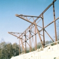 Obr. 2 – Počátek montáže příčné příhradové ocelové konstrukce zimního stadionu v Mariánských lázních.