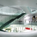 Vnitřní centrální schodiště se skleněným zábradlím