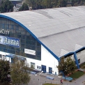 Obr. 1 – Pohľad na štadión a na oceľovú nosnú konštrukciu strechy štadióna (foto dodali autoři článku)