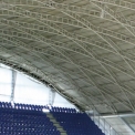 Obr. 1 – Pohľad na štadión a na oceľovú nosnú konštrukciu strechy štadióna (foto dodali autoři článku)