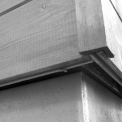 Dřevěné obložení provětrávané fasády – pohled na přiváděcí otvor (bez mřížky proti škůdcům). (foto: Ing. Pavel Hanzlík)